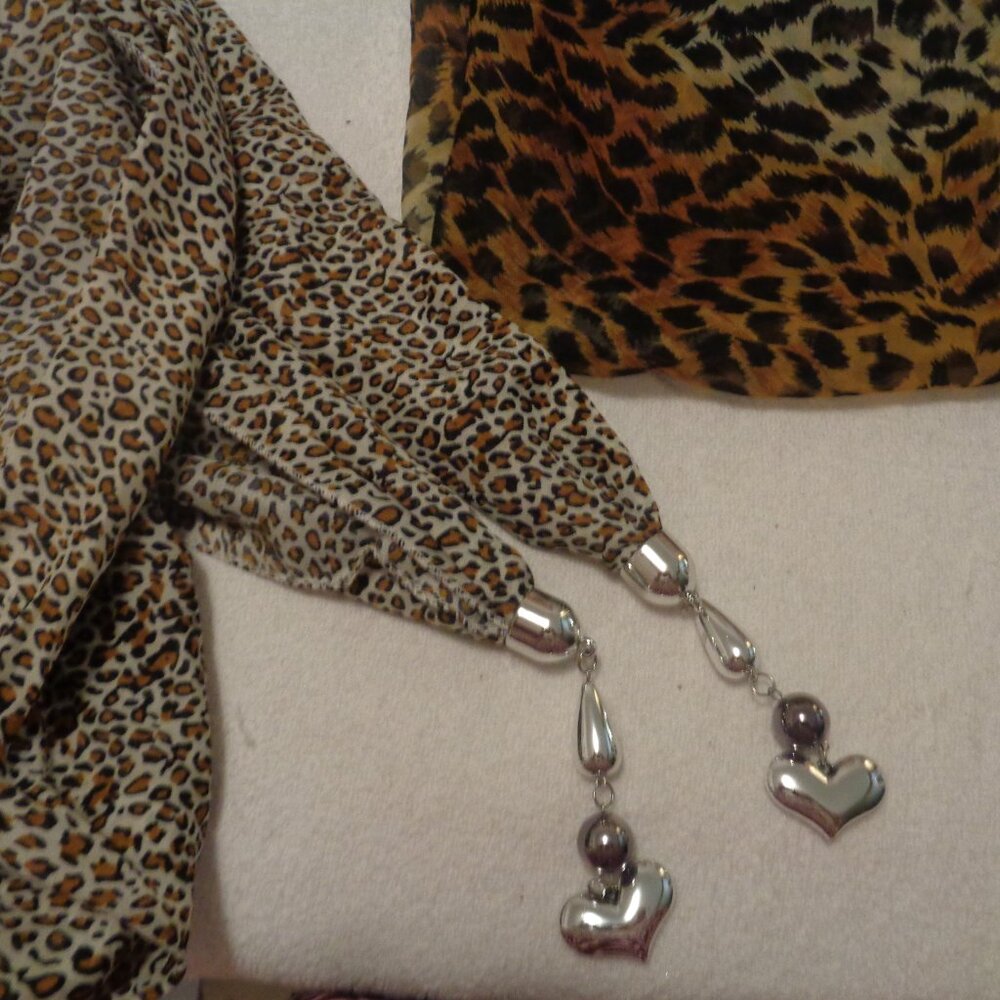 TRENDING ROLLED ANIMAL SPOTS SCARF W METAL HEARTS CHARMS SM CHIFFON SCARF LOT